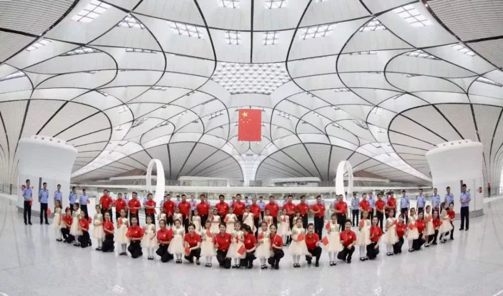 公安民警唱响赞歌深情表白：最亲爱的祖国，我永远紧贴着你的心窝